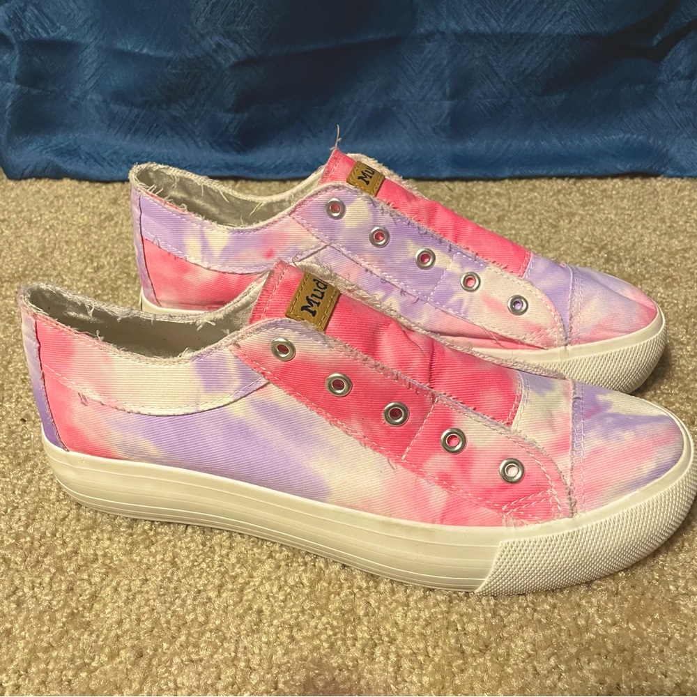 Mudd tie-dye lace-free slip on sneakers.